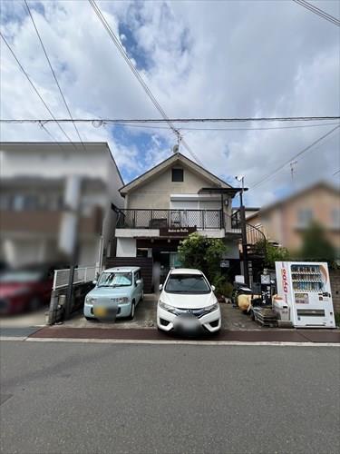 This 30-year-old wooden house features a 3-bedroom, 1-living room, 1-dining room, and 1-kitchen layout