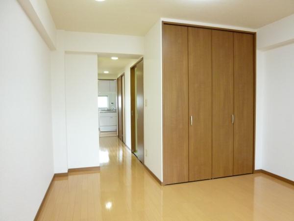 This 2-bedroom, 1-dining room, and 1-kitchen condo is currently rented out for ¥115,000 per month