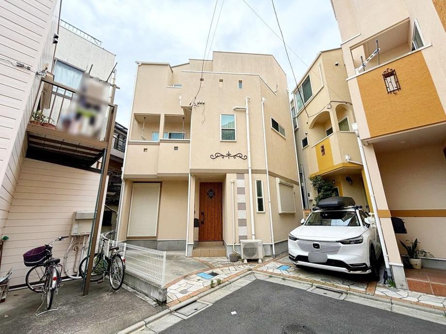 This 3-year-old, 3 bedrooms, 1 living room, 1 dining room, 1 kitchen, and 1 storage room house is a 3-story wooden structure