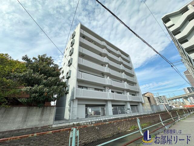 This 2-bedroom, 1-living room, 1-dining room, and 1-kitchen condo is located in Hakusancho, Kurume City, Fukuoka Prefecture