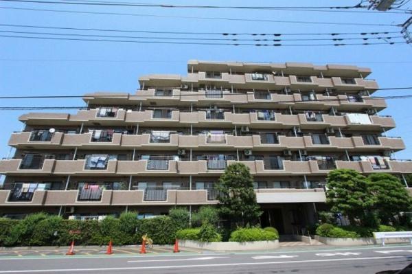 This 3-bedroom, 1-living room, 1-dining room, and 1-kitchen condo is located in Takashu 1-chome, Misato City, Saitama Prefecture