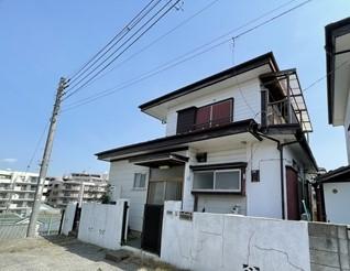 This three-bedroom, two-bathroom, two-story wooden house is located in a quiet residential area in Soya 4, Ichikawa City, Chiba Prefecture