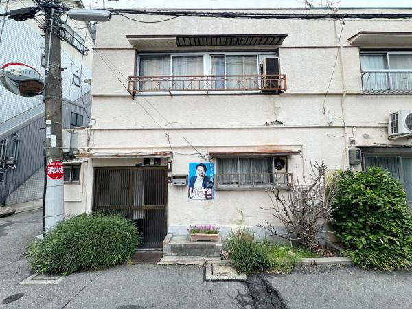 This 5-bedroom, 1-living room, 1-dining room, and 1-kitchen home is located in 3-chome, Dainichi-cho, Moriguchi City, Osaka Prefecture