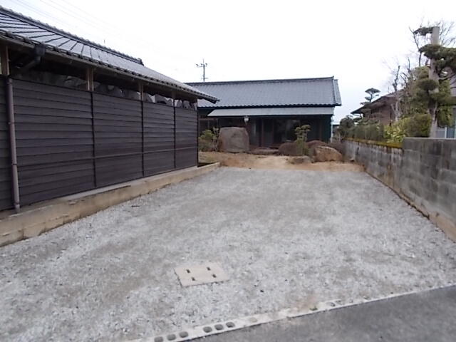 This 31-year-old house is located right next to Dai Kan Elementary School and has a covered carport