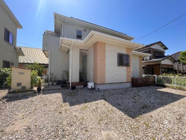 This 12-year-old custom-built home by Showa Construction boasts six bedrooms and ample storage space