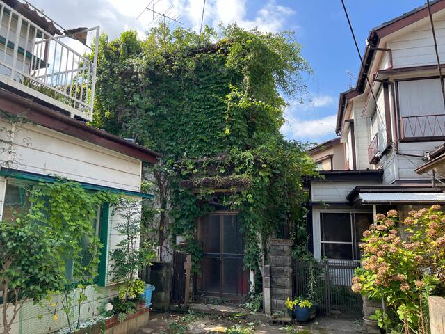 This 48-year-old wooden structure is a 4-bedroom, 1-dining room, and 1-kitchen house