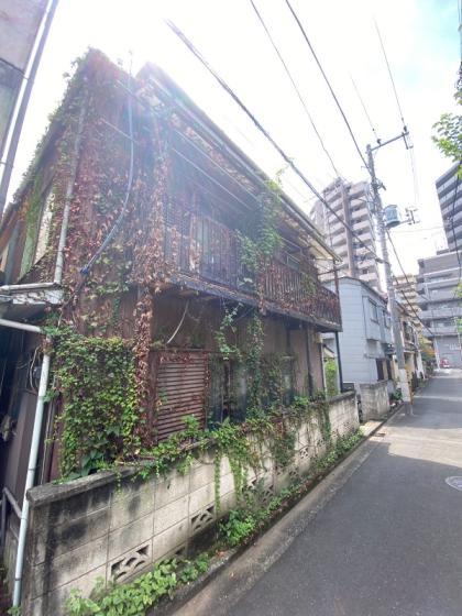 This 2-bedroom, 1-dining room, and 1-kitchen house is a 2-story wooden structure that is 73 years old