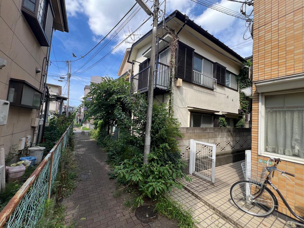 This 2-bedroom, 1-living room, 1-dining room, and 1-kitchen home is located in Tokyo's Nerima-ku Mukoyama 2 and is a 7-minute walk from the Seibu Ikebukuro Line Nakamurabashi Station