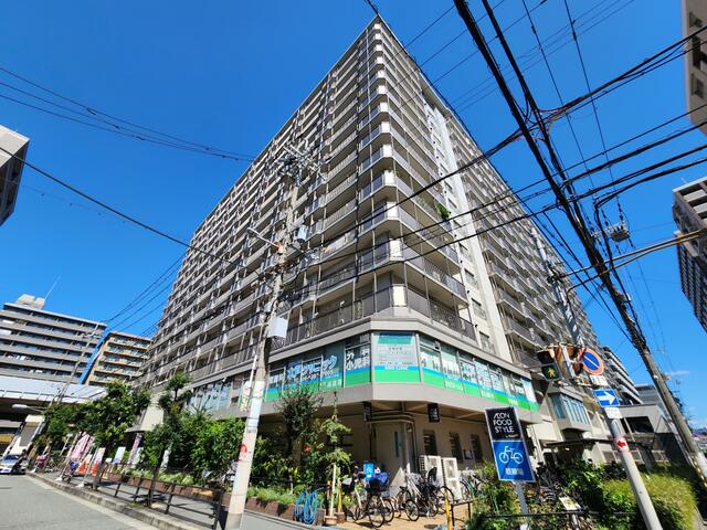 This 3-bedroom, 1-living room, 1-dining room, and 1-kitchen condo is located in Higashi Mikuni, Yodogawa-ku, Osaka City, Osaka Prefecture