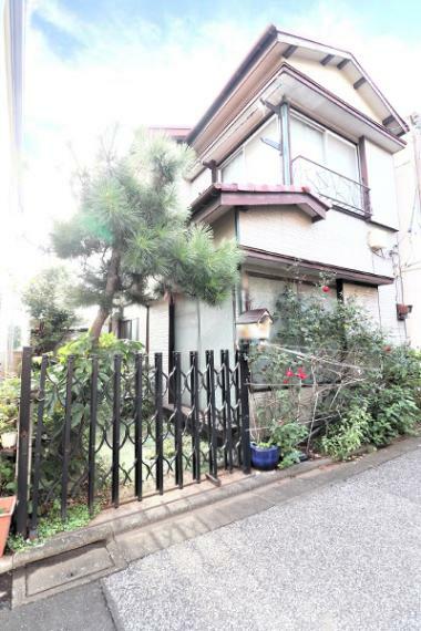 This 3-bedroom, 1-kitchen house is 57 years old and has a wooden structure