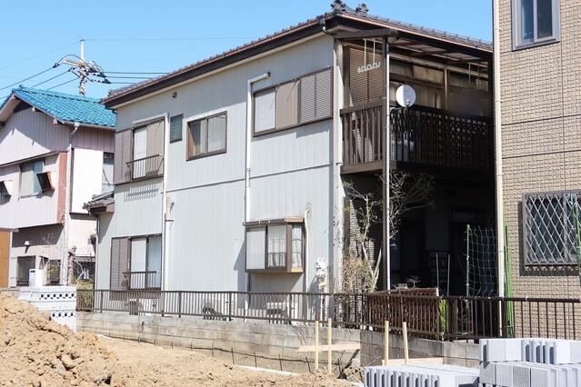 This 26-year-old house is located in a quasi-fireproof zone and features natural lighting from two sides in every room