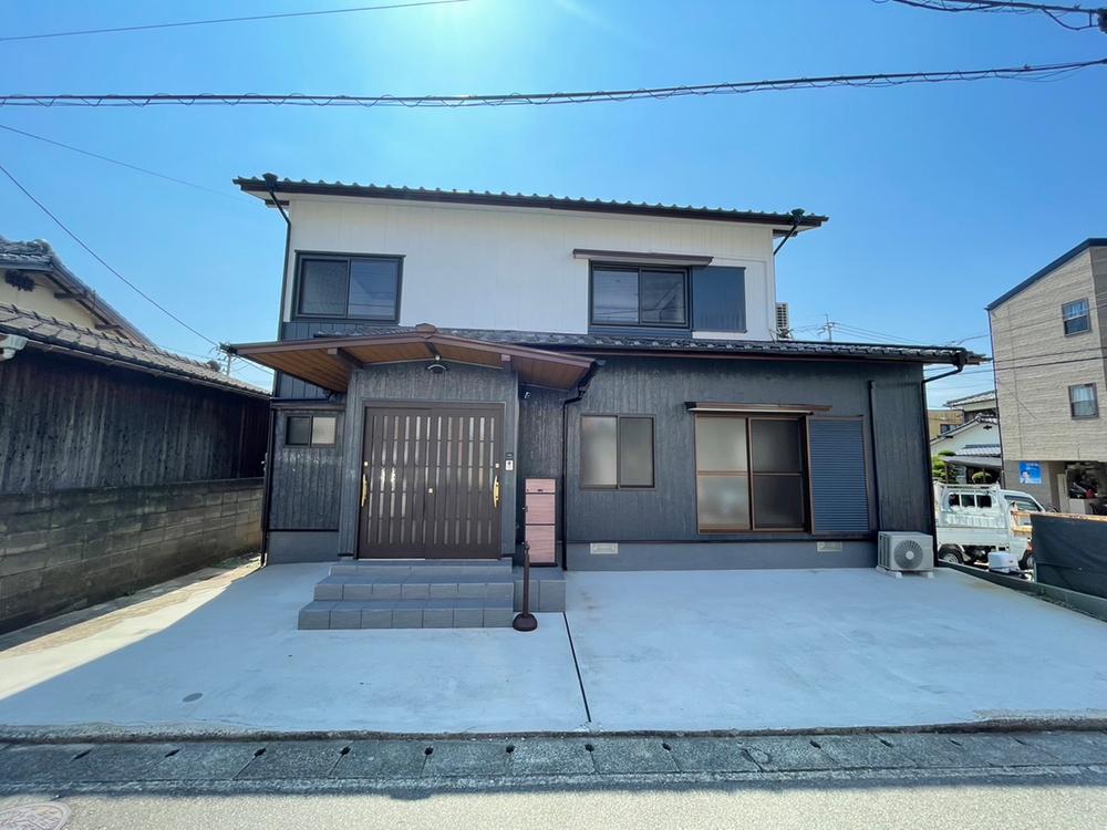 This 3-bedroom, 1-living room, 1-dining room, and 1-kitchen home is a 54-year-old wooden 2-story house that was fully renovated between 2022 and August 2024