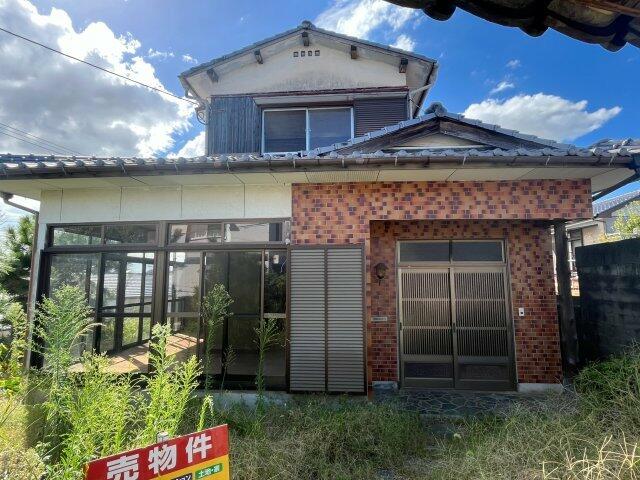 This 56-year-old, two-story, 5LDK house is located in the Yoshino Elementary School district and the Taira Middle School district