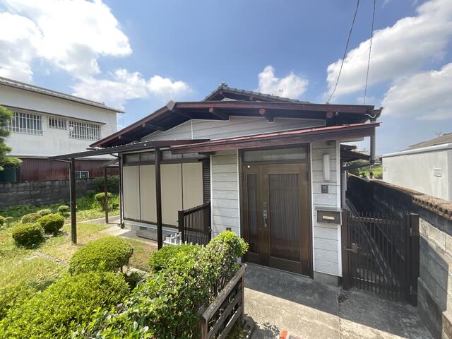 This 4-bedroom, 1-living room, 1-dining room, and 1-kitchen house is located in Eura Town, Takada Town, Miyama City, Fukuoka Prefecture