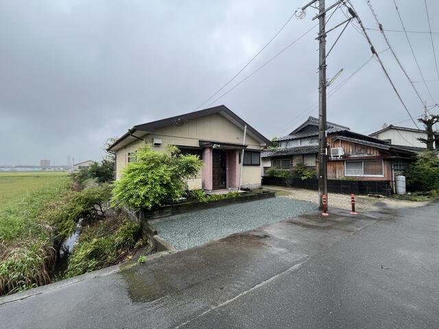 This 3-bedroom, 1-living room, 1-dining room, and 1-kitchen house is 29 years old and is located a 9-minute walk from Tadogari Station on the JR Nagasaki Main Line in Kanzaki-cho, Kanzaki-shi, Saga Prefecture