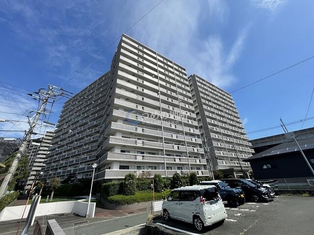 This 4-bedroom, 1-living room, 1-dining room, and 1-kitchen condo is located in Shojima Town, Kurume City, Fukuoka Prefecture