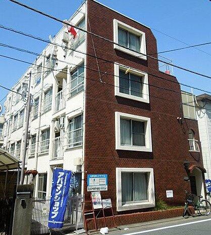 This one-room condo is located in Kamitakada, Nakano-ku, Tokyo and is an 8-minute walk from Shinjuku Line Araiyakushi-mae Station