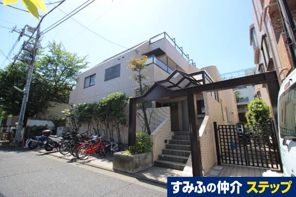 This 1K condo is a 13-minute walk from Sangenjaya Station on the Tokyu Den-en-toshi Line in Setagaya-ku, Tokyo