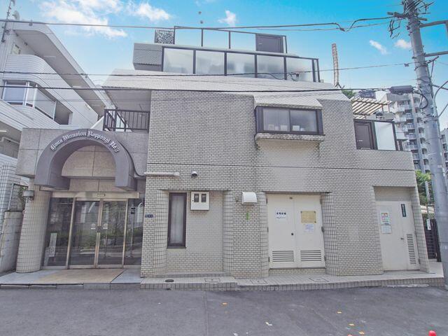 This 36-year-old 1K condo faces West and is a 5-minute walk from Roppongi Station on the Toei Oedo Line