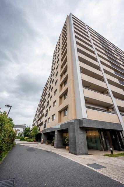 This 16-year-old reinforced concrete condo offers a spacious 3-bedroom, 1-living room, 1-dining room, and 1-kitchen layout