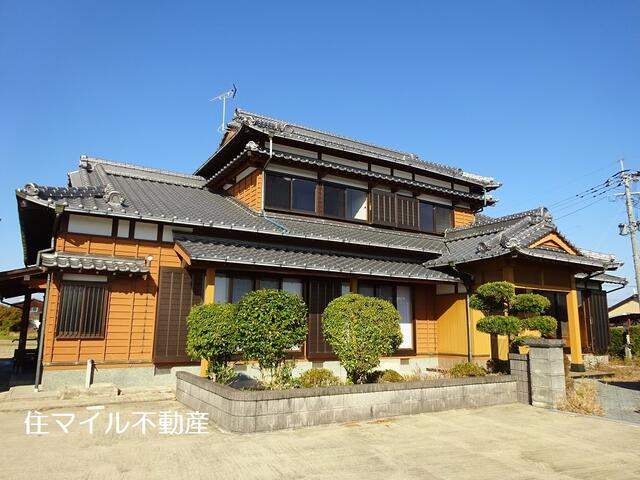 This 22-year-old, unoccupied, wooden house is located in Oaza Takahashi, Oki-machi, Mizuma-gun, Fukuoka Prefecture