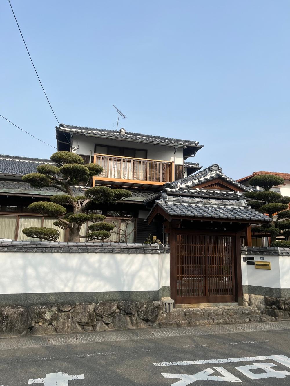 This 37-year-old traditional Japanese house features 7 bedrooms, 1 dining room, and 1 kitchen