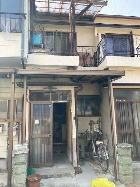 This 3-bedroom, 1-dining room, and 1-kitchen house is located in Daito City, Osaka Prefecture