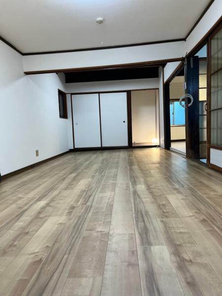 This 98-year-old wooden structure features 4 bedrooms, 1 living room, 1 dining room, and 1 kitchen