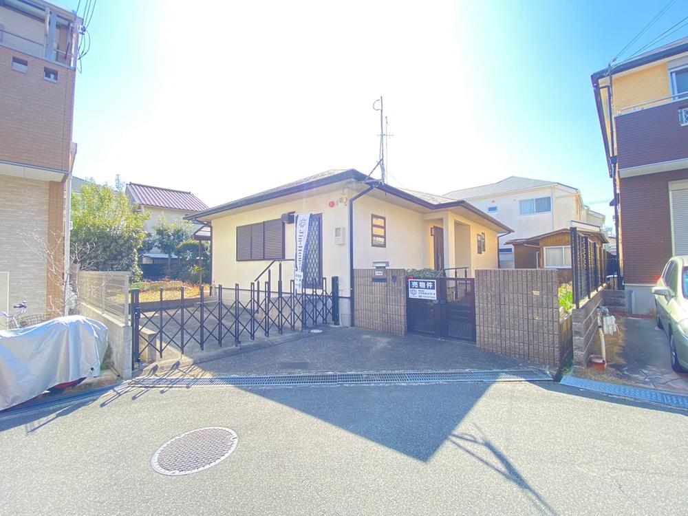 This 3-bedroom, 1-living room, 1-dining room, and 1-kitchen house is located in Toyonaka City, Osaka Prefecture