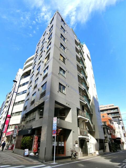 This 1K condo is located in Nishi-Nippori, Arakawa-Ku, Tokyo and is a 5-minute walk from Nishi-Nippori Station on the JR Yamanote Line