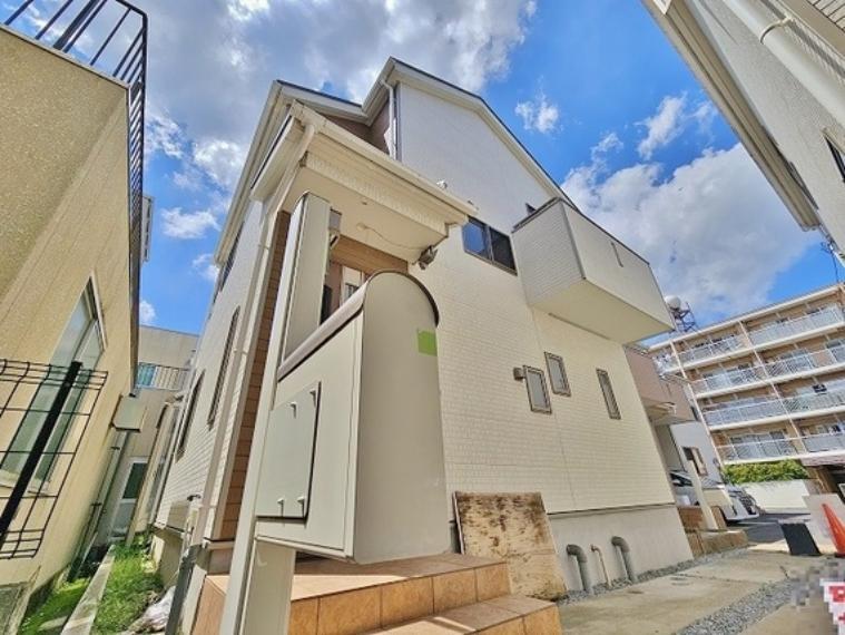 This 4-bedroom, 1-living room, 1-dining room, and 1-kitchen home is located in a quiet residential area
