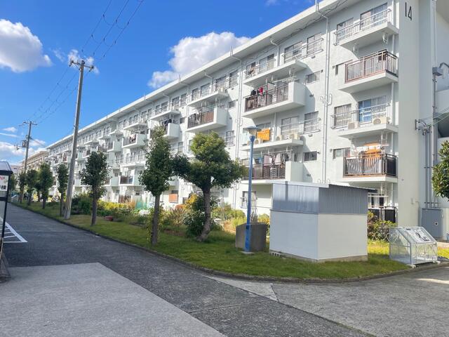 This 3-bedroom, 1-living room, 1-dining room, and 1-kitchen condo is located in Amagasaki City, Hyogo Prefecture