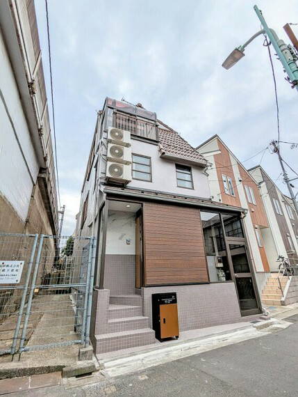 This 34-year-old house offers 4 bedrooms, 1 living room, 1 dining room, and 1 kitchen, with a wooden structure and partial steel frame