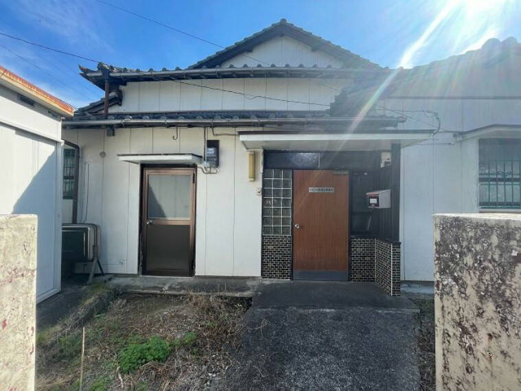 This 73-year-old house is located in the Miyahara Junior High School district