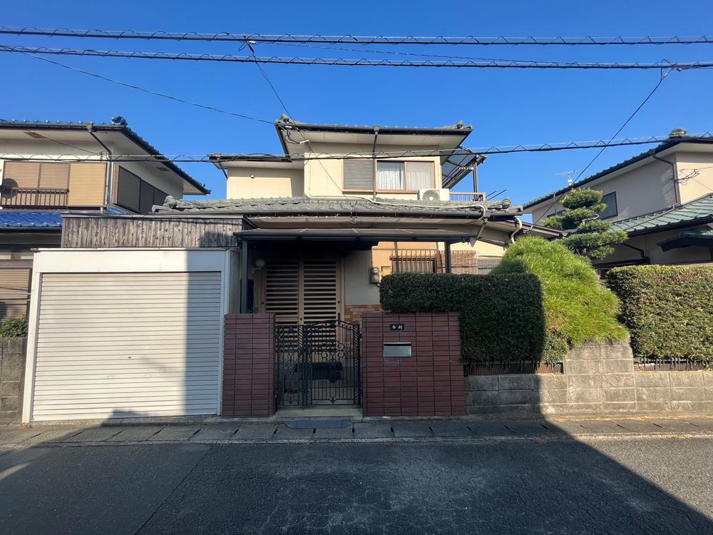 This 5-bedroom, 1-dining room, and 1-kitchen home is located in a quiet residential area just a 6-minute walk from Tsufuku Station on the Nishitetsu Tenjin Omuta Line