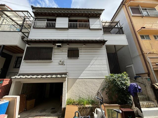 This 3-bedroom, 1-living room, 1-dining room, and 1-kitchen home is located in Kashima, Yodogawa-ku, Osaka-shi, Osaka Prefecture