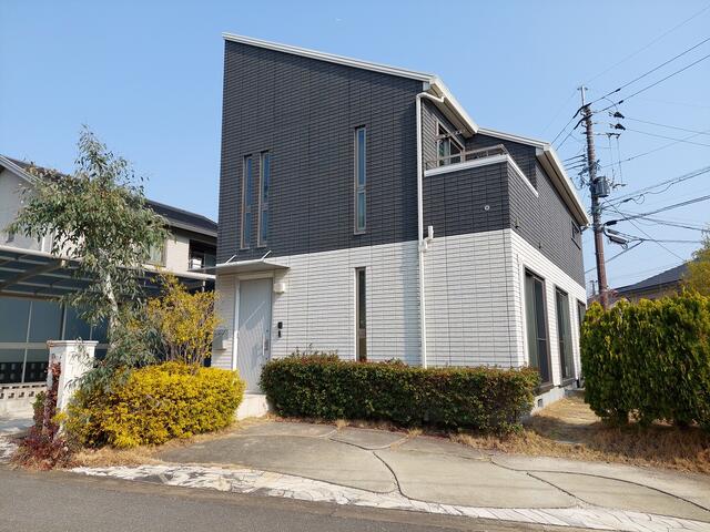 This 11-year-old, 4-bedroom, 1-living room, 1-dining room, and 1-kitchen house is located in the quiet residential area of Yayoigaoka