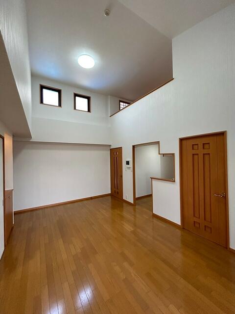 This 4-bedroom, 1-living room, 1-dining room, and 1-kitchen condo is located in Oaza Kuizumi, Hirokawa-machi, Yame-gun, Fukuoka Prefecture