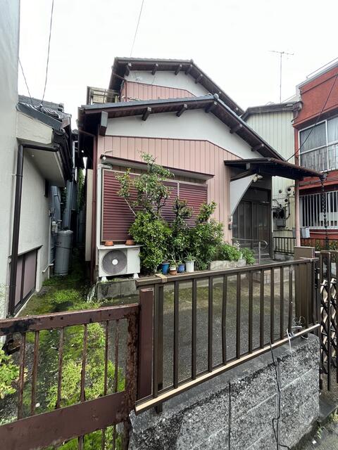 This 42-year-old, 5-bedroom, 2-story wooden house has a setback of 17