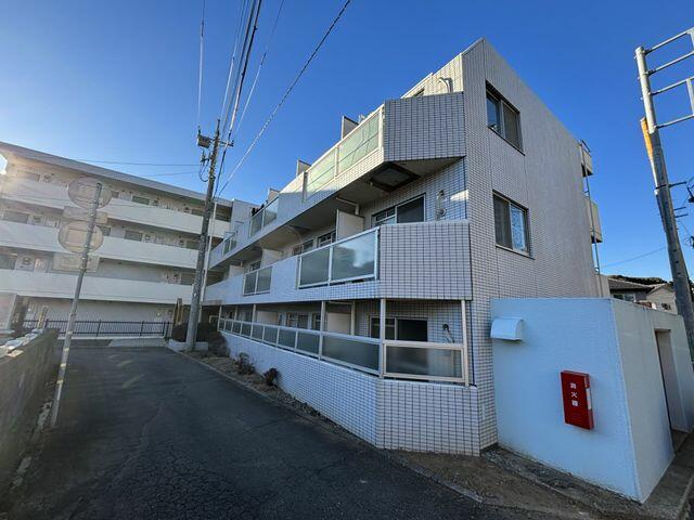 This 2-bedroom, 1-dining room, and 1-kitchen condo is located in Toride City, Ibaraki Prefecture